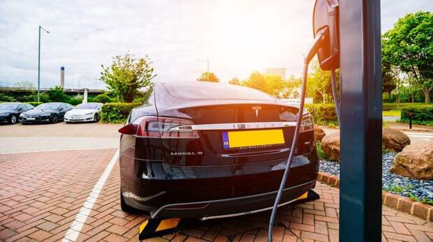 Сегодня на СПБ. Котировки Tesla продолжают скатываться с вершины