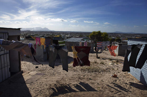 Китай стал тратить на бедные страны меньше и получать с них больше