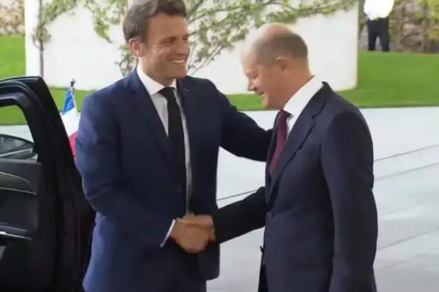 Два европейских хитреца - Макрон и Шольц: как только в Европе запахло жаренным, они начали звонить Путину (фото из открытых источников)