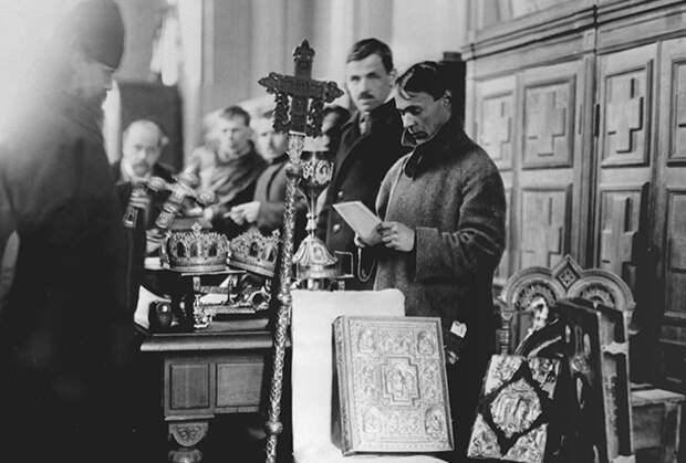 Изъятие церковных ценностей из Храма Христа Спасителя, разрушенного в 1931 году