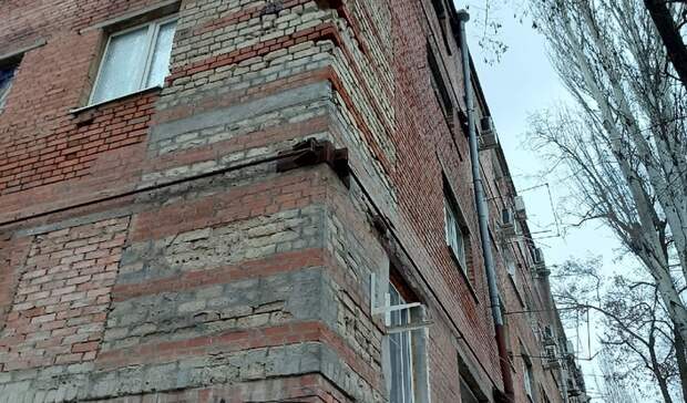 Потрескавшаяся многоэтажка начала осыпаться на прохожих в Таганроге