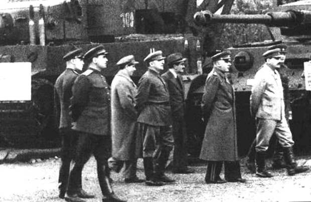 Л. П. Берия (в центре) на выставке образцов трофейного немецкого вооружения в парке имени Горького. Москва, 1943 год.
