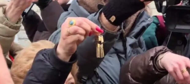 «Ад и грабеж при помощи судов продолжается». Лурье получила ключи от квартиры Долиной