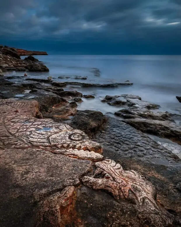 Удивительные рисунки на побережье Казачьей бухты в Севастополе