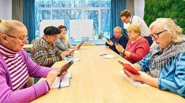 Участники «Московского долголетия» осваивают нейросети и цифровые сервисы