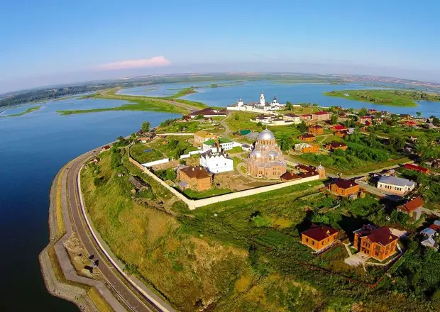 Свияжск – остров-село посреди реки.