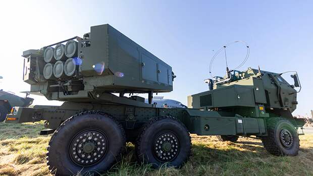 УСТАНОВКА HIMARS ВНУШИТЕЛЬНАЯ ПО РАЗМЕРАМ. И ВПОЛНЕ РЕАЛЬНО ОТСЛЕДИТЬ ОТКУДА И ЧЕМ ЭТИ УСТАНОВКИ ПРИВОЗЯТ. ФОТО: KAROLIS KAVOLELIS/SHUTTERSTOCK