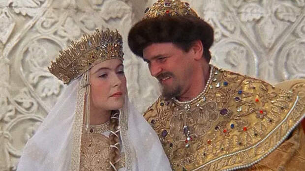 «Она не смогла перелезть через балкон»: как Гайдай обманул Крачковскую, и почему другие звезды «Ивана Васильевича» закончили жизнь трагически