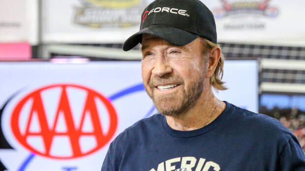 Актер Чак Норрис попал в больницу на Гавайях