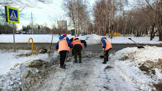 В Барнауле очищают от снега парки, скверы и аллеи