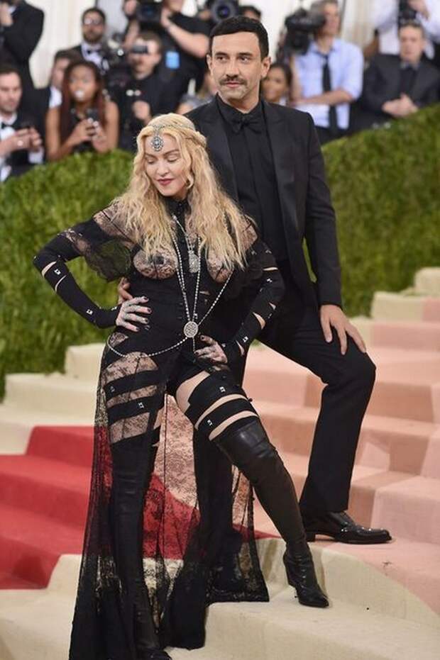 Мадонне в наряде от Givenchy не могла остаться незамеченной.  2016, знаменитости, наряды, откровенные платья