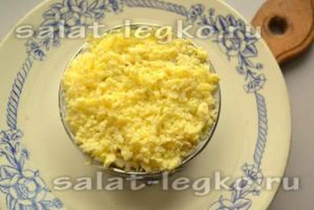 раскрошить яичный желток и выложить на салат