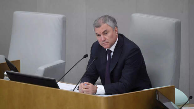Председатель Государственной Думы РФ Вячеслав Володин во время выступления председателя правительства РФ Михаила Мишустина в Государственной думе РФ с отчетом о работе правительства за 2020 год Председатель Государственной Думы РФ Вячеслав Володин во время выступления председателя правительства РФ Михаила Мишустина в Государственной думе РФ с отчетом о работе правительства за 2020 год - РИА Новости, 1920, 01.06.2021