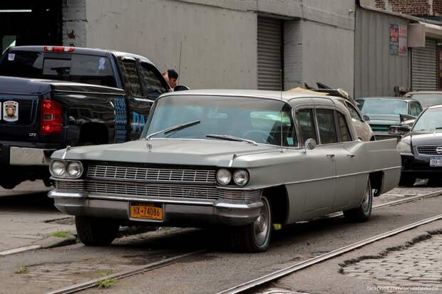 Cadillac Fleetwood Limo 1965 года подготовленный к покраске рядом с одной из автомастерских Бруклина. нью-йорк, олдтаймер, ретро автомобили