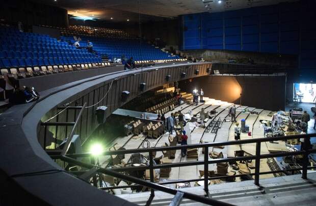 Путин отметил, что в России ведется большая работа по обновлению театров