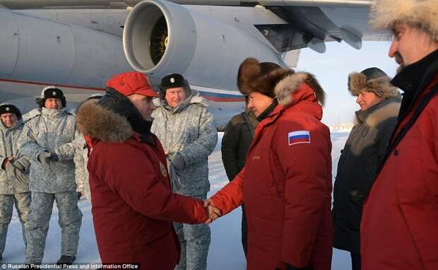 Президент России Владимир Путин посетил военный аэродром Нагурское на Александрийском острове в конце марта арктика, нефть, россия