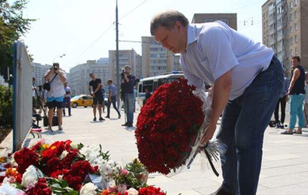 Москвичи несут к посольству Франции цветы и детские игрушки