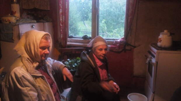 Тёща справа, слева - женщина, которая приезжает в отпуск в родительский дом. глубинка России, деревня