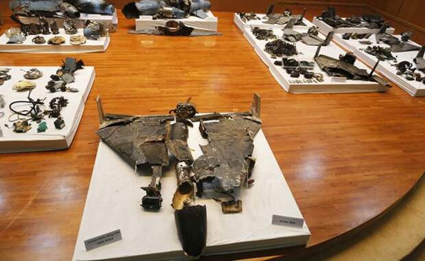 На фото: обломки дронов, атаковавших нефтяной завод Saudi Aramco