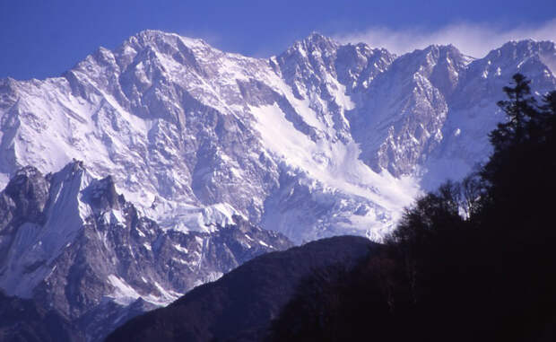 Канченджанга Где: граница Индии и Непала Высота: 8600 метров Канченджанга занимает почетное третье место в списке самых высоких гор мира. А еще, 22% всех восхождений завершается смертоносным исходом: лавины спускаются по склонам горы с завидным постоянством. Метеорологические условия также оставляют желать лучшего — у профессиональных альпинистов даже есть пословица: «Собрался на Канченджанга — прихвати зонт и попрощайся с друзьями».