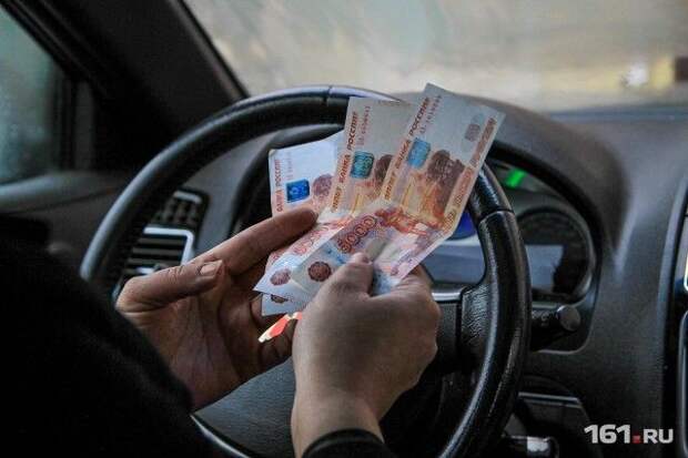В Ростове-на-Дону женщина-таксист вернула забытые в ее машине 4 млн рублей (3 фото)