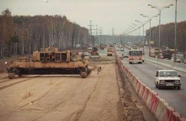 Реконструкция МКАДа в 1997 году. Скоро четыре полосы превратятся в десять.