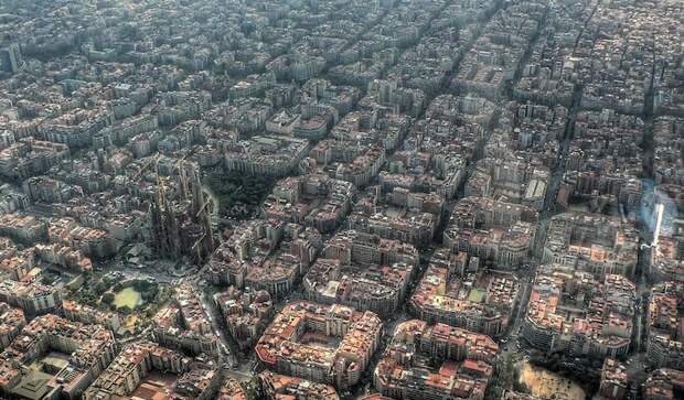 Вид на Барселону с высоты птичьего полета. Слева - Саграда-Фамилия, храм Святого Семейства достопримечательности, другой взгляд, интересно и познавательно, с другого ракурса