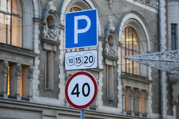 Упавший знак парковки на Новоалексеевской вернули на место