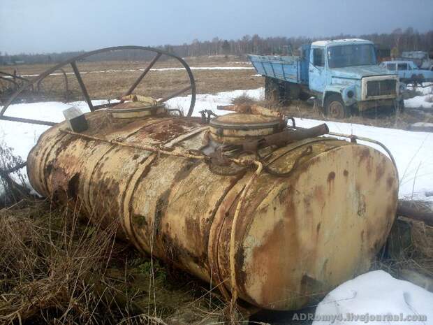 Свалка техники в полях (17 фото)