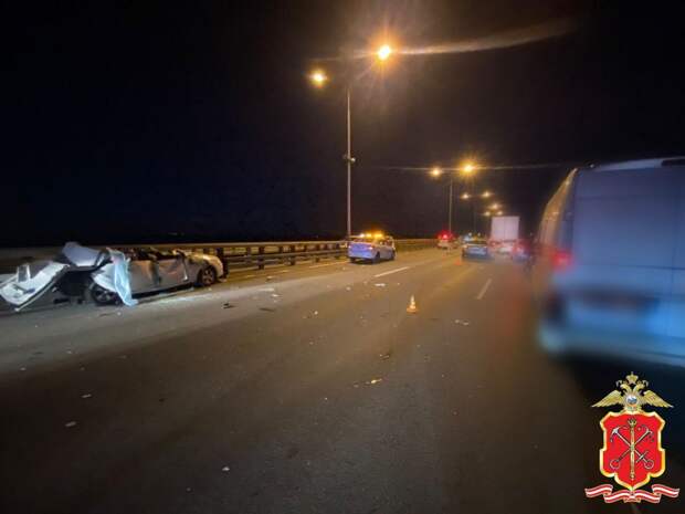 В Петербурге на дамбе автобус врезался в шесть машин, пострадало четверо