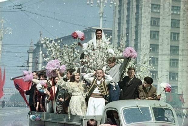 Атмосферные ФОТО первомайских демонстраций в СССР