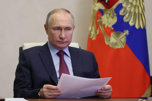 Песков: Путин внимательно следит за ситуацией с вертолетом Раиси