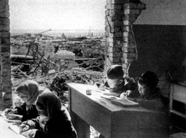 Дети за партами разрушенной школы в Сталинграде. Весна 1943 года. история, события, фото