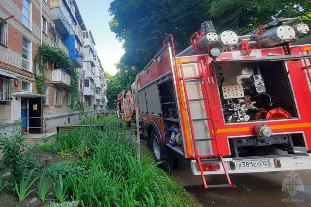 МЧС: квартира загорелась в Краснодаре после взрыва газа в многоэтажном доме