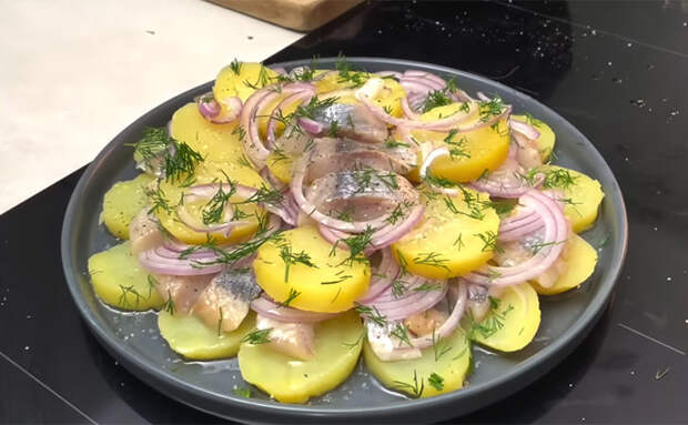 Сельдь и отварная картошка. Но стоит добавить французской заправки и будет как из ресторана