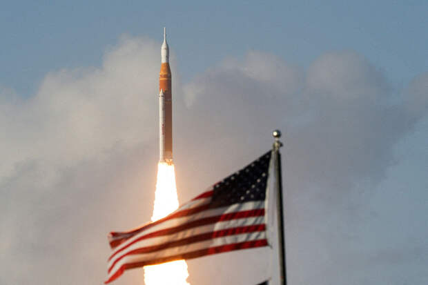 Запущенный к Луне Orion остался на некоторое время без связи и неработающим туалетом