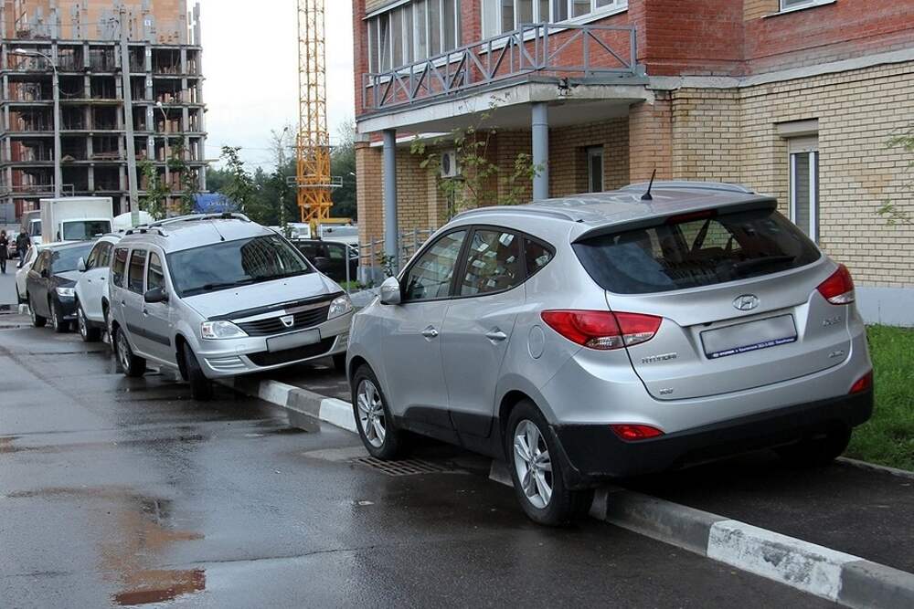 Парковка в неположенном месте. Парковка на тротуаре. Автомобили припаркованные на тротуарах. Парковка машин на тротуаре. Парковка на тротуаре во дворе.