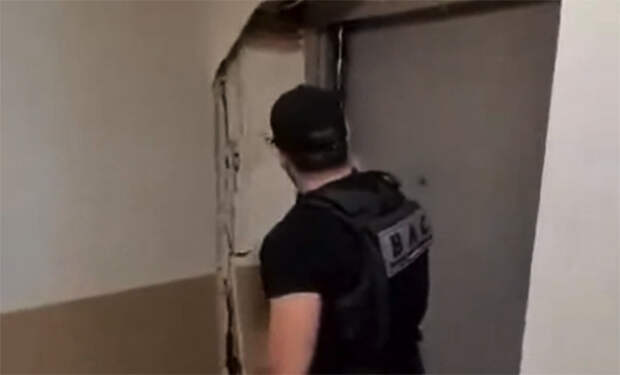 Спецназ начал вскрывать дверь в квартиру подозреваемого, но все пошло не по плану и стена начала рассыпаться