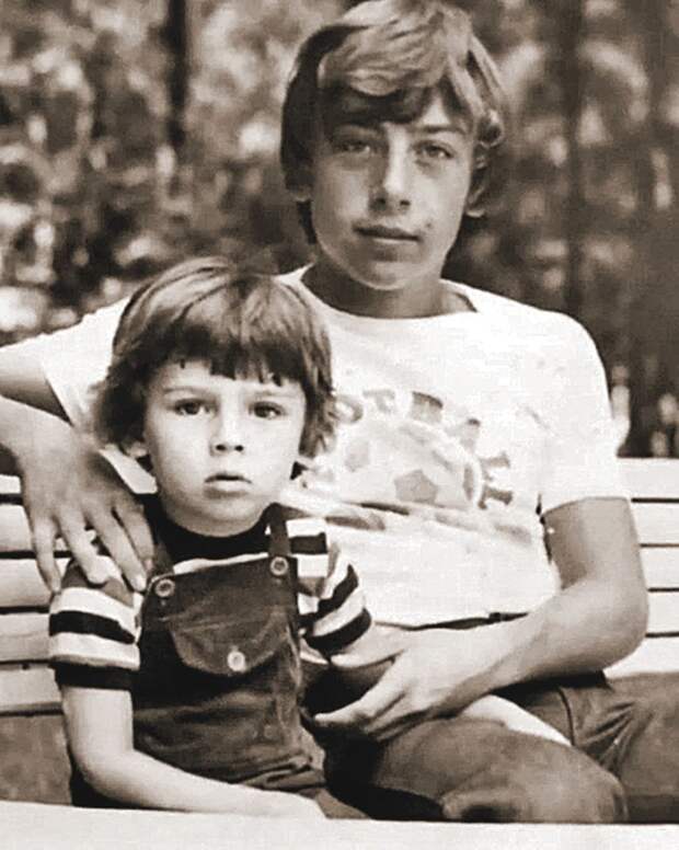 Кстати брат Дмитрий купил дом в Израиле, в котором шоумен жил после отъезда из России с Аллой и детьми.