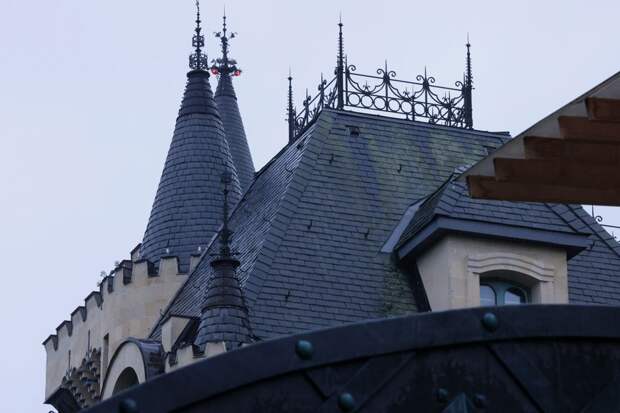 Вид на замок певицы Аллы Пугачевой и юмориста Максима Галкина (физическое лицо, признанное в РФ иностранным агентом) в деревне Грязь