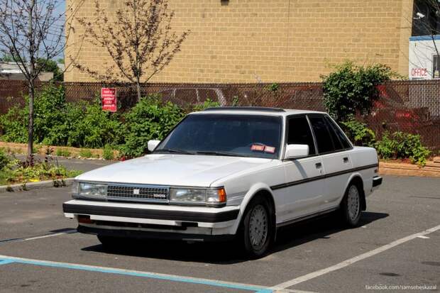Toyota Cressida 1987 года. Один итальянец-механик со Статен-Айленда купил за пару тысяч долларов. Стояла в гараже 23 года. Даже стикеры на лобовом стекле оригинальные 1993 года. Сказал, что будет менять на ней движок на что-то мощное. нью-йорк, олдтаймер, ретро автомобили