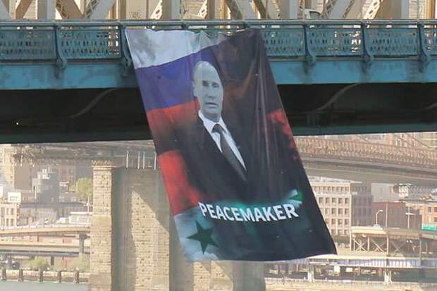 Баннер с Путиным снимают с моста в Нью-Йорке (ВИДЕО)