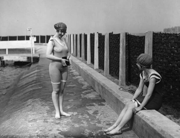 Девушки в купальниках фотографируются, 1918 год. 