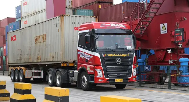 Пятый пакет санкций: в России могут полностью остановиться грузовые перевозки