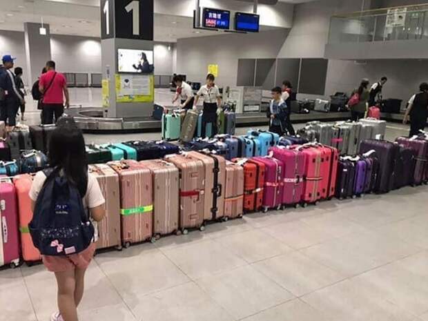 Вяпонских аэропортах багаж расставляют по цветам, чтобы пассажирам было легче найти свой чемодан