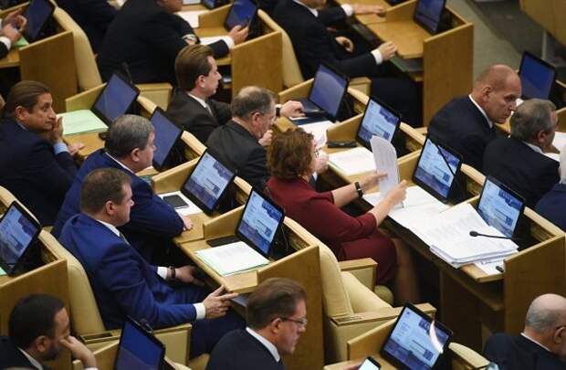 В Госдуме предложили урезать зарплаты депутатов и сенаторов до 35 тысяч рублей В Госдуме предложили урезать зарплаты депутатов и сенаторов до 35 тысяч рублей