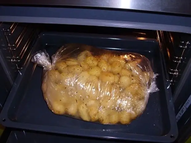 Картошка в рукаве без мяса. Картошка в пакете для запекания в духовке. Картофель в пакете для запекания в духовке. Запеченная картошка в духовке в пакете. Картофель в пакете для запекания.