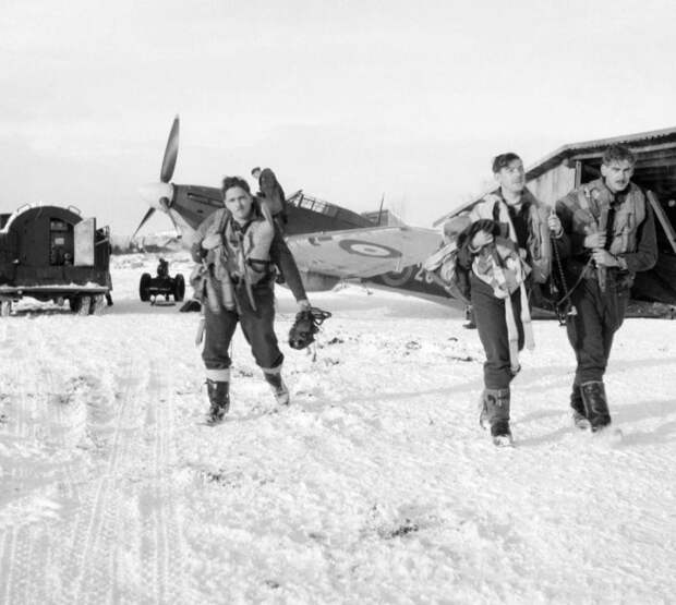 Британские лётчики в СССР осенью 1941 года. /Фото: cdni.rbth.com Британские лётчики в СССР осенью 1941 года. /Фото: cdni.rbth.com