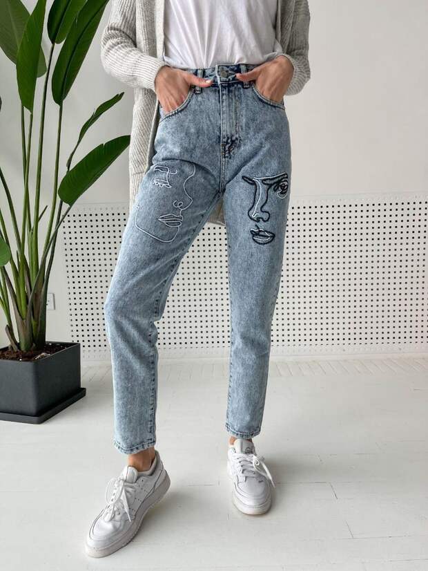 Модные джинсы осени 2021: шикарные новинки для создания интересных образов