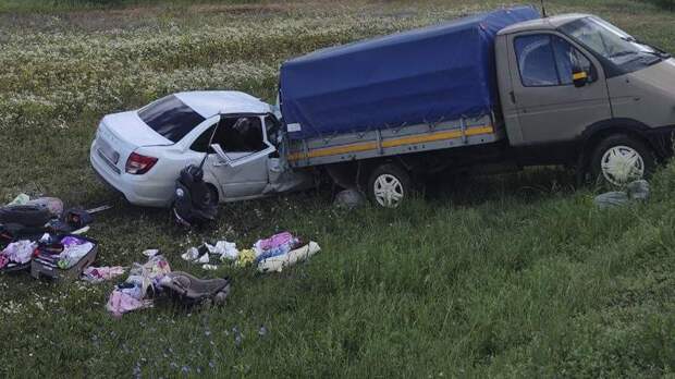 В Саратовской области в ДТП погиб ребенок и еще четыре человека пострадали